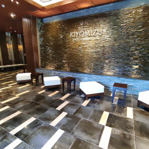 会場入り口入ってすぐのロビー。左奥にクロークがある。|741667さんのKIYOMIZU京都東山（キヨミズ京都東山）の写真(2397271)