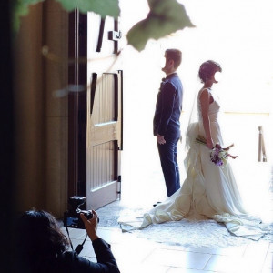 カメラマンが丁寧なアドバイスをします|741677さんのSt. ヴァレンタイン福山/FIVESTAR WEDDINGの写真(2411786)