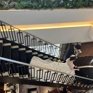 階段入場。
下のラウンジでゲストが迎えてくれます。
