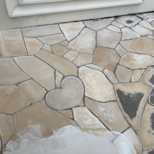 ファーストミートをした場所の床にハートの石が埋められていた!|741719さんのアクアテラス迎賓館(大津)/テイクアンドギヴ・ニーズウェディングの写真(2552367)