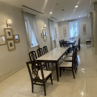 二階建てのロビー。フロアごとに新郎新婦のゲストが話せます。