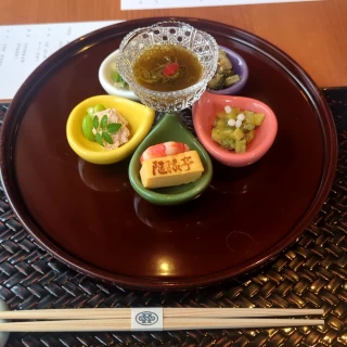 和モダンなお料理で、盛り付けも綺麗でした。