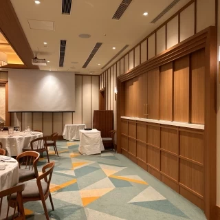 乾杯の音頭と共にこのドアが開いて料理が運ばれてくるようです！