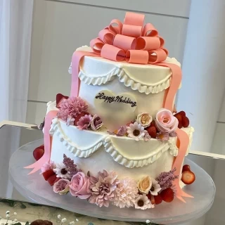ウェディングケーキ。装飾がとっても可愛かったです