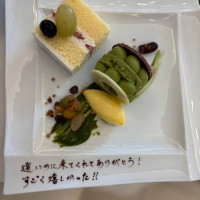 デザートとウェディングケーキ。ゲストへのサプライズメッセージ