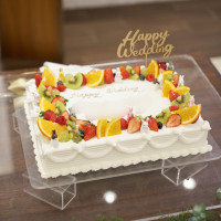 ウェディングケーキ。文字とうさぎのケーキトッパーは持込です