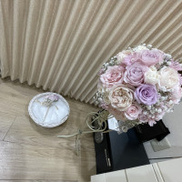 お仕度中にブーケとブートニアを装花担当の方が届けてくれました