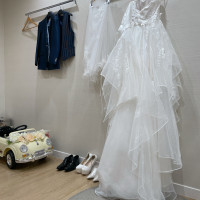 ブライズルームには新郎新婦衣装が並んでかけてあります