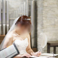 結婚証明書の記入時に使うペンは羽根が付いてて可愛かったです