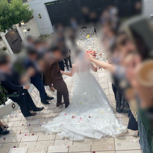 チャペルを出てすぐの階段でフラワーシャワー|741969さんのキャナルサイド ララシャンスの写真(2415379)