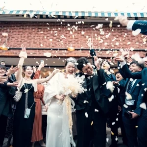 挙式会場直結のガーデンでフラワーシャワー|741986さんのBAYSIDE GEIHINKAN VERANDA/テイクアンドギヴ・ニーズウェディングの写真(2398586)