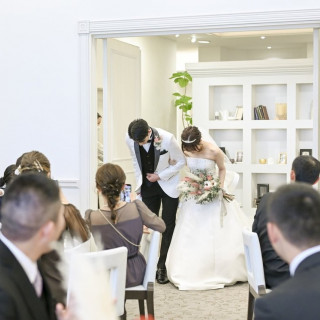 披露宴会場にて新郎新婦入場