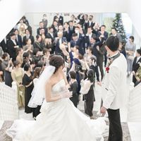 大階段にて新婦のブーケトス