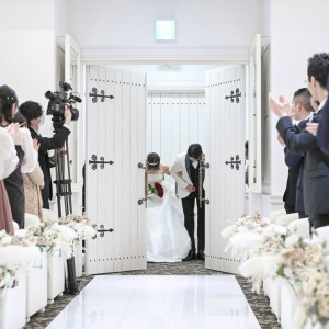 チャペルにて新郎新婦退場|741988さんのGRAN SUITE(グラン スイート)/FIVESTAR WEDDINGの写真(2606224)