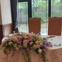 会場やドレスに合わせ可愛らしい装花
