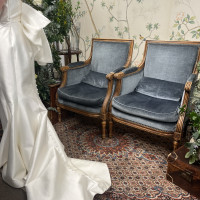 花嫁さんの綺麗なドレスと、素敵なビンテージ絨毯。