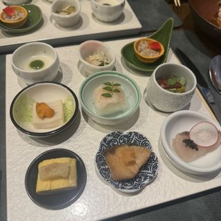 コース料理の一品目。一口サイズで種類が豊富で満足度もバッチリ