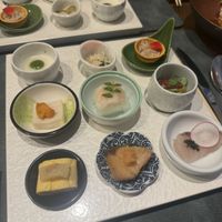 コース料理の一品目。一口サイズで種類が豊富で満足度もバッチリ