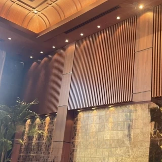 高砂の後ろの壁