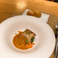 お魚料理にパンが付いてました