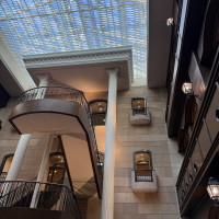 会場中央にある大きい階段