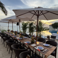 夕日を見ながらプールサイドBBQ