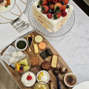 新郎新婦用に、披露宴後に用意頂いたケーキとデザートです。|742270さんの山手迎賓館(神戸)/テイクアンドギヴ・ニーズウェディングの写真(2550166)