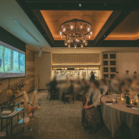 披露宴会場でのプロジェクター上映の雰囲気