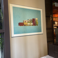 おしゃれな絵画がたくさん。一つ一つにこだわりあり。