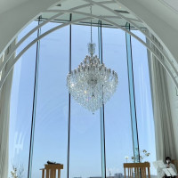 カーテンオープン時のオーシャンビューのチャペル