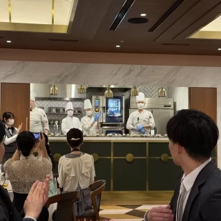 披露宴会場からキッチンが見える