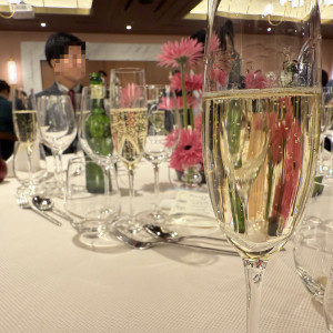 テーブル装花
乾杯のシャンパン|742469さんのザ マークグランドホテル（THE MARK GRAND HOTEL）の写真(2400904)