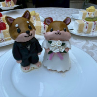 ウェディングケーキの上につけたマジパン