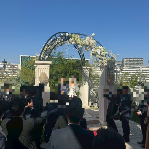 フラワーシャワー後のセレモニー|742530さんのアニヴェルセル江坂（新大阪）の写真(2576951)