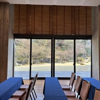 披露宴会場から庭を見る。