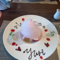 デザート　マンゴーソースわかけて、わたあめを溶かして食べる演