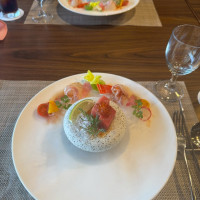 前菜　ドライアイスの煙に包まれながら出てくる演出