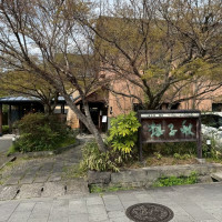 駐車場付近からの外観