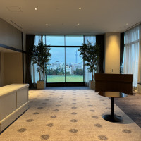 左が受付です。突き当たりに飾るものを置けるそう。