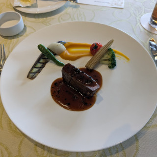 肉料理「牛フィレ肉と季節野菜のパレット トリュフソース」