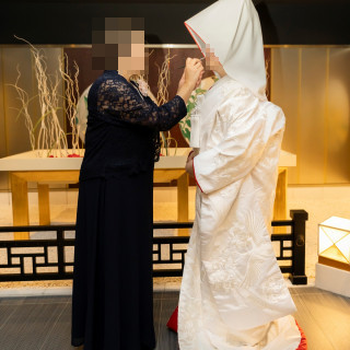 神殿の前の「つなぎの間」で行う「紅差しの儀」です