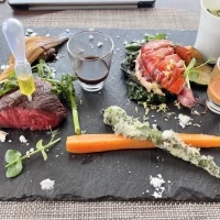 目の前でレモンの皮を削るパフォーマンスで食欲をそそられる