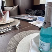 ゲストへのギフトとして、席札を兼ねたドリンクボトルも発注可能