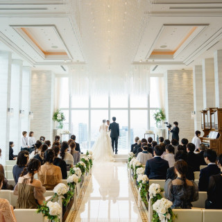 新郎新婦が牧師に向かっています