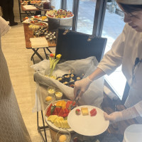 デザートビュッフェ。スタッフが取り分けてくれます