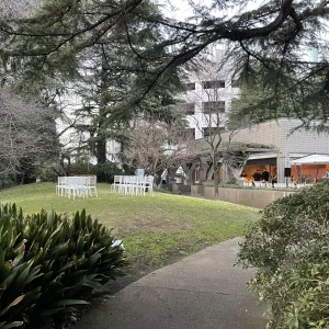公園から見た挙式会場と披露宴会場|742710さんの世田谷美術館レストラン ル・ジャルダンの写真(2402512)
