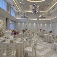 白を基調とした披露宴会場