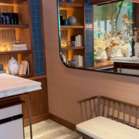 大きな鏡があり、ゲストがここで姿チェックができる