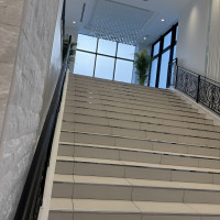 フラワーシャワーをする階段。