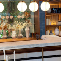 ウェルカムスペースはバーカウンターになっていた。